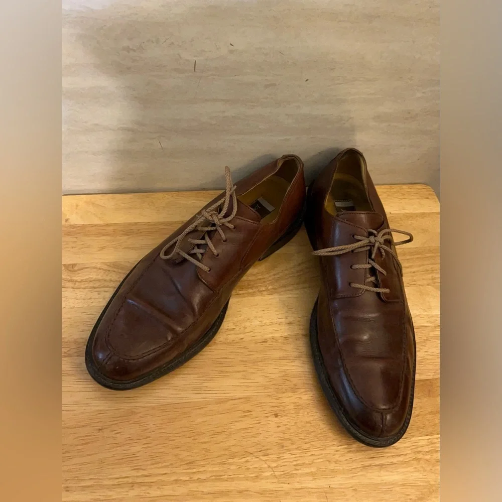 Johnston & Murphy brown leather split-toe derby dress shoe.
